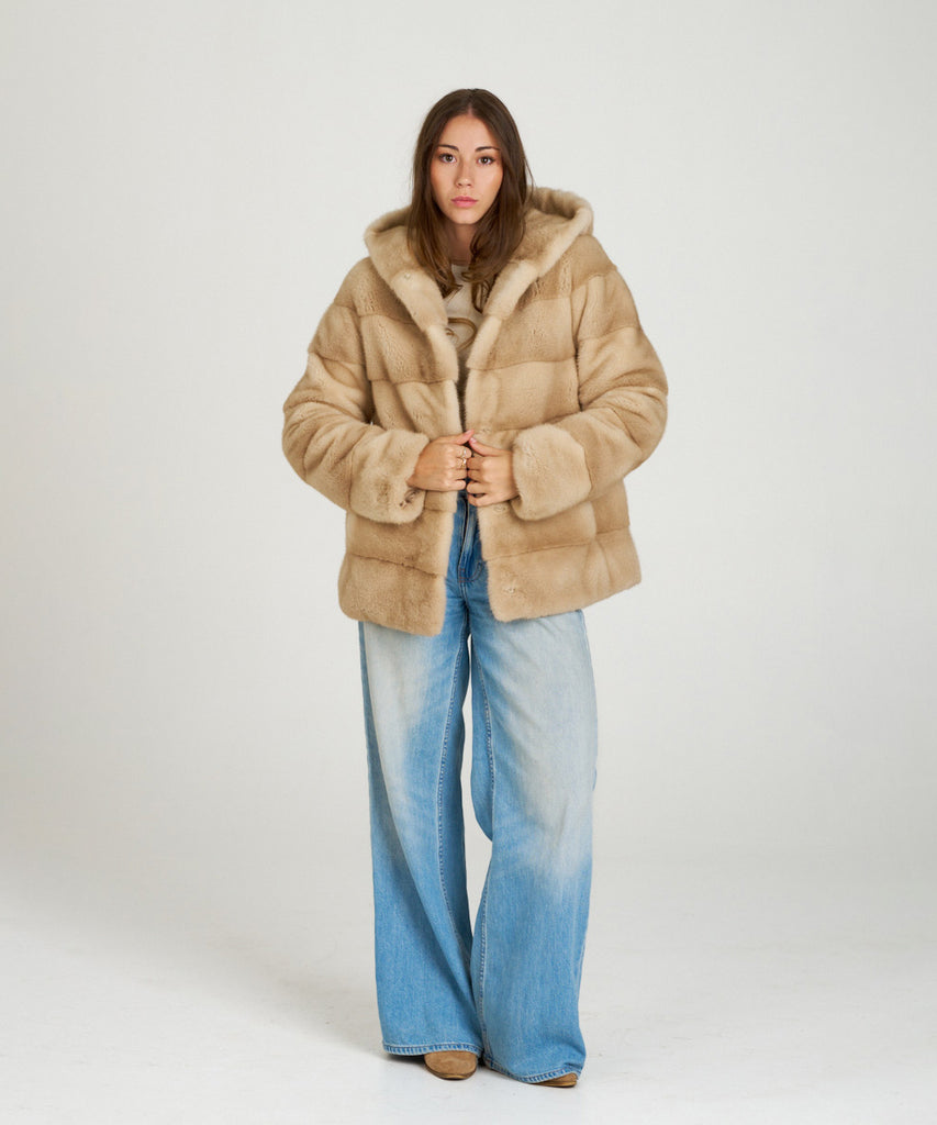 Cazadora de visón en color arena. Piel natural de alta calidad con capucha y cierre oculto. Elegancia, suavidad y calidez en una prenda exclusiva.