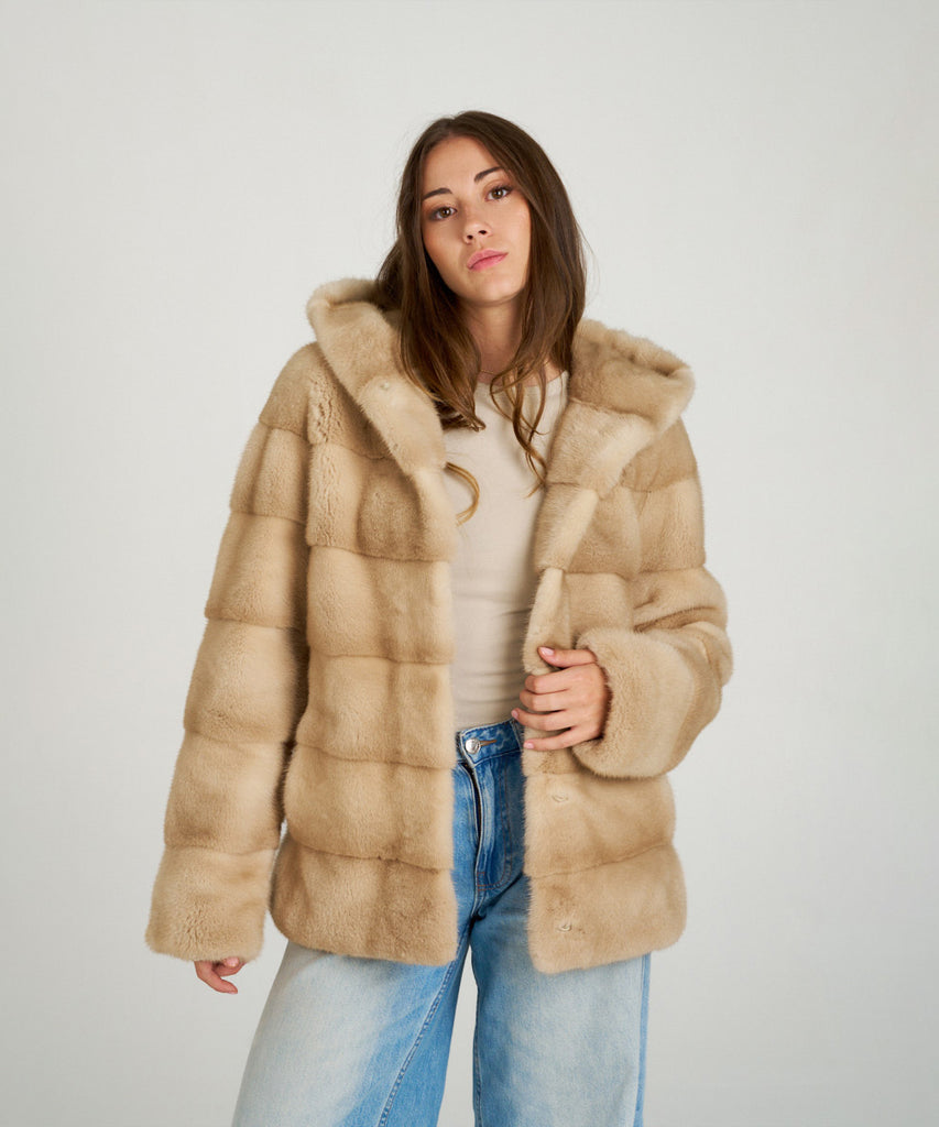 Cazadora de visón en color arena. Piel natural de alta calidad con capucha y cierre oculto. Elegancia, suavidad y calidez en una prenda exclusiva.