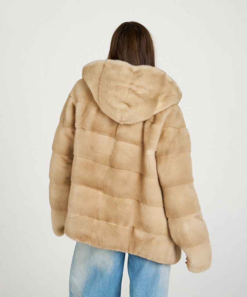 Cazadora de visón en color arena. Piel natural de alta calidad con capucha y cierre oculto. Elegancia, suavidad y calidez en una prenda exclusiva.