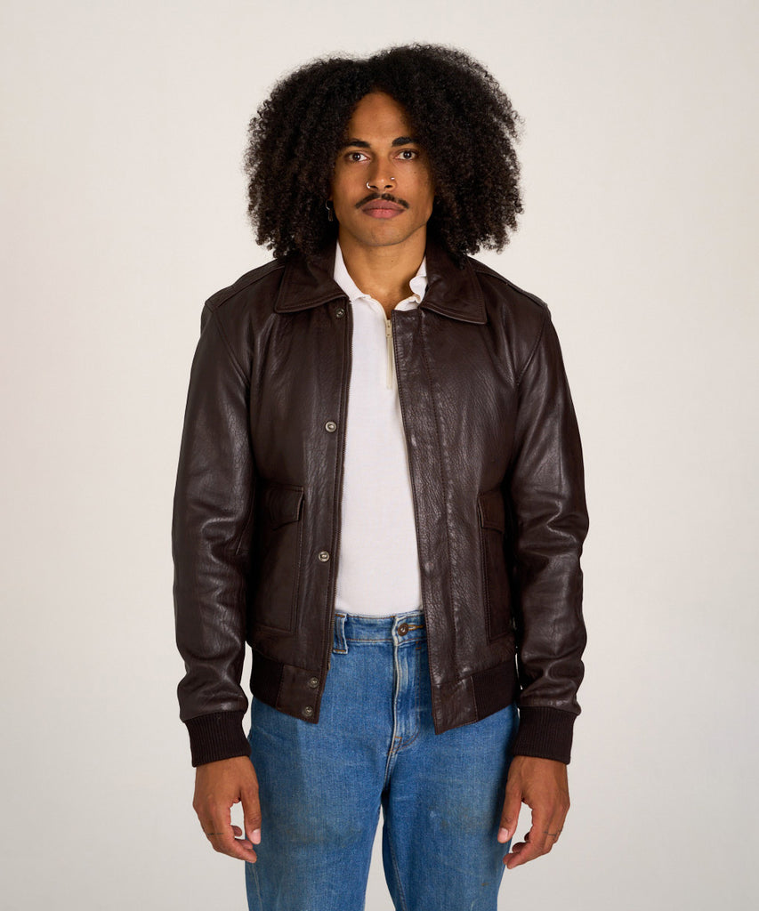 Cazadora piloto de piel marrón y cuello de borreguillo