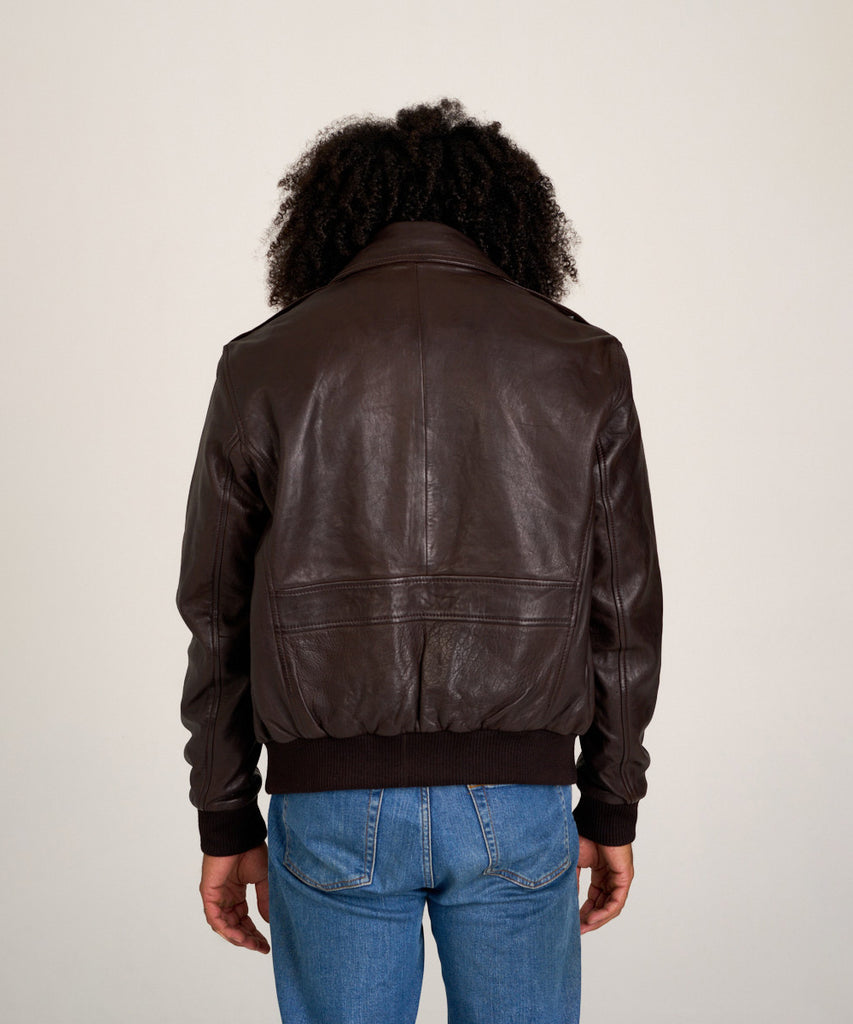 Cazadora piloto de piel marrón y cuello de borreguillo