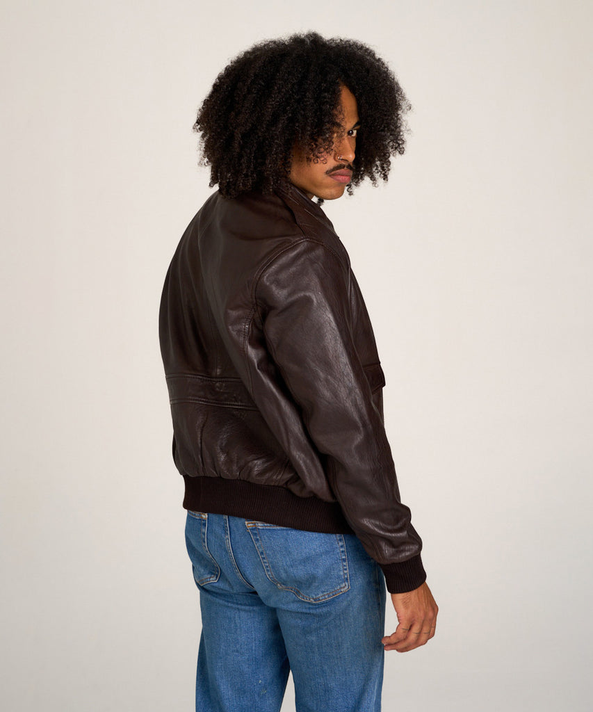 Cazadora piloto de piel marrón y cuello de borreguillo