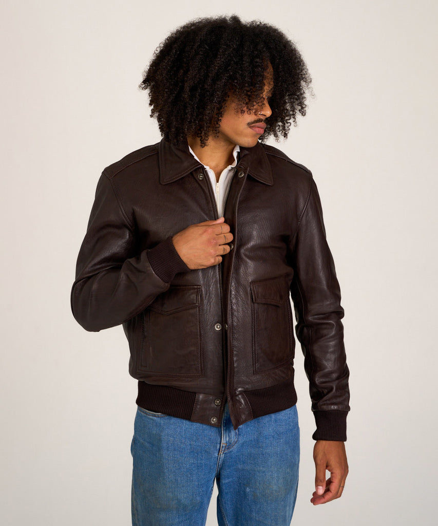 Cazadora piloto de piel marrón y cuello de borreguillo