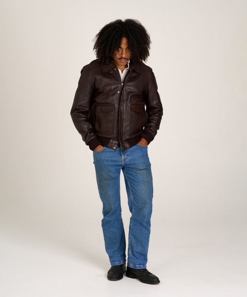 Cazadora piloto de piel marrón y cuello de borreguillo