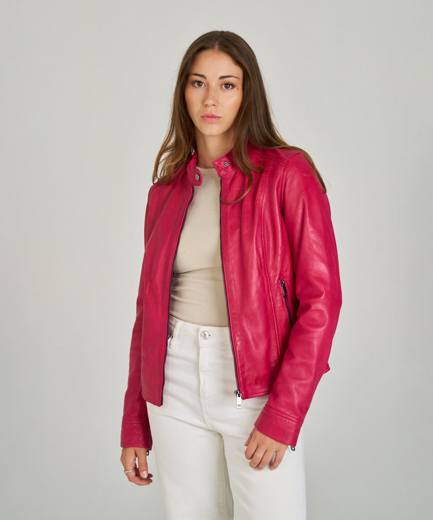 Cazadora de piel rosa. Confeccionada en piel de origen ovino.