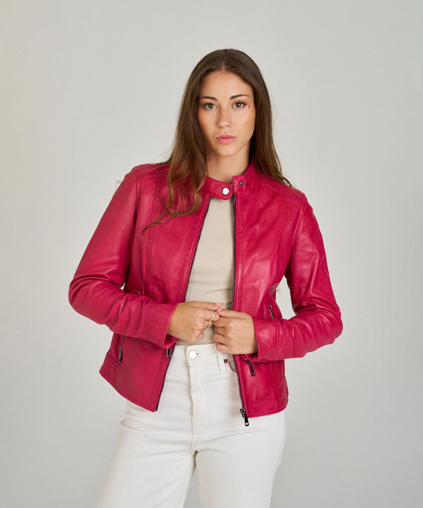 Cazadora de piel rosa. Confeccionada en piel de origen ovino.