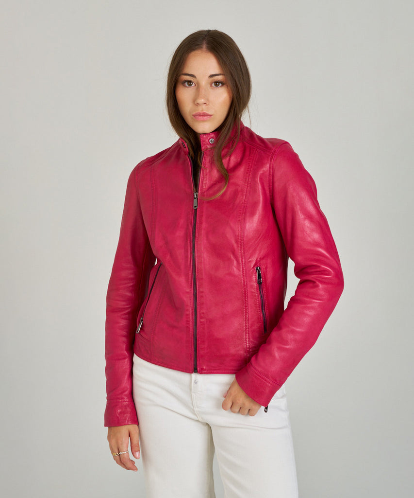 Cazadora de piel rosa. Confeccionada en piel de origen ovino.