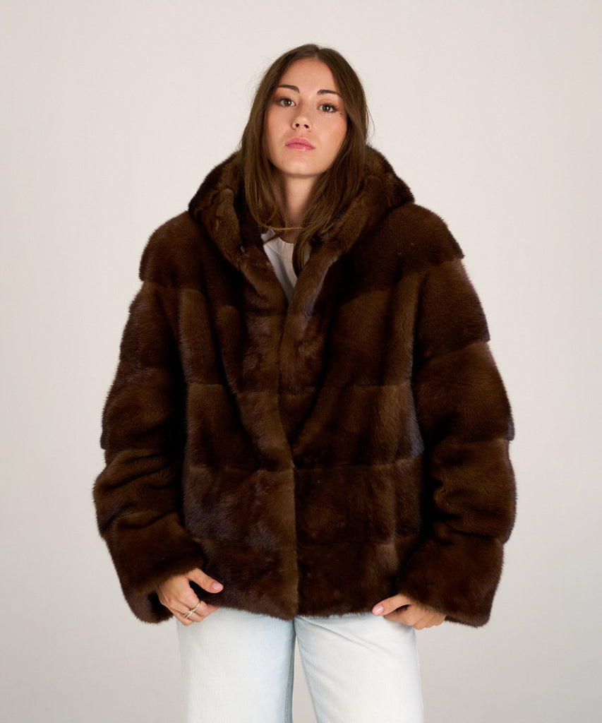 Cazadora de visón marrón con capucha de Hervás Piel