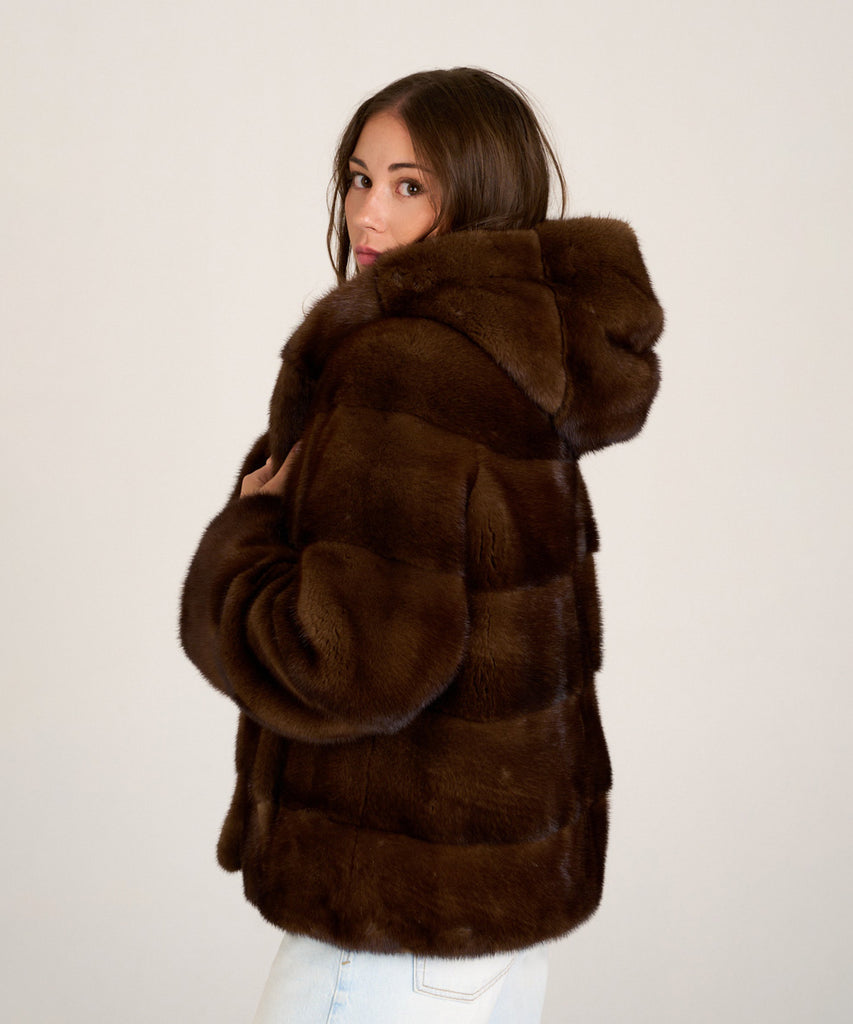 Cazadora de visón marrón con capucha de Hervás Piel