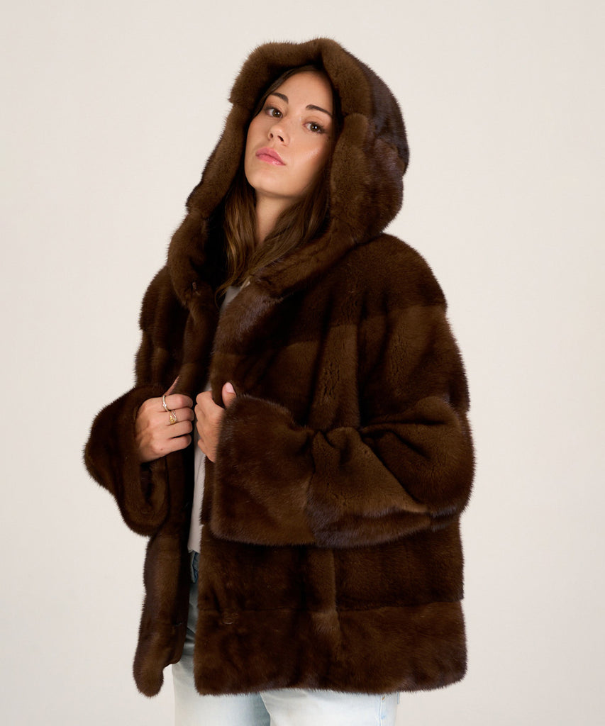 Cazadora de visón marrón con capucha de Hervás Piel