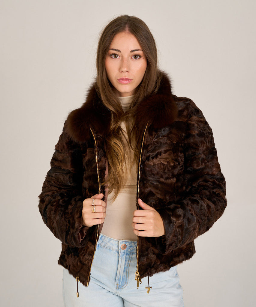 Cazadora corta de astracán marrón con cuello de zorro