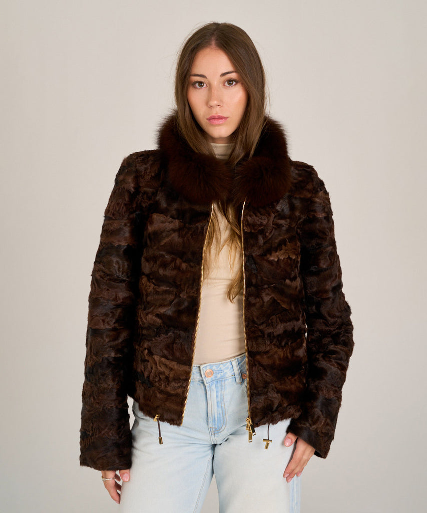 Cazadora corta de astracán marrón con cuello de zorro