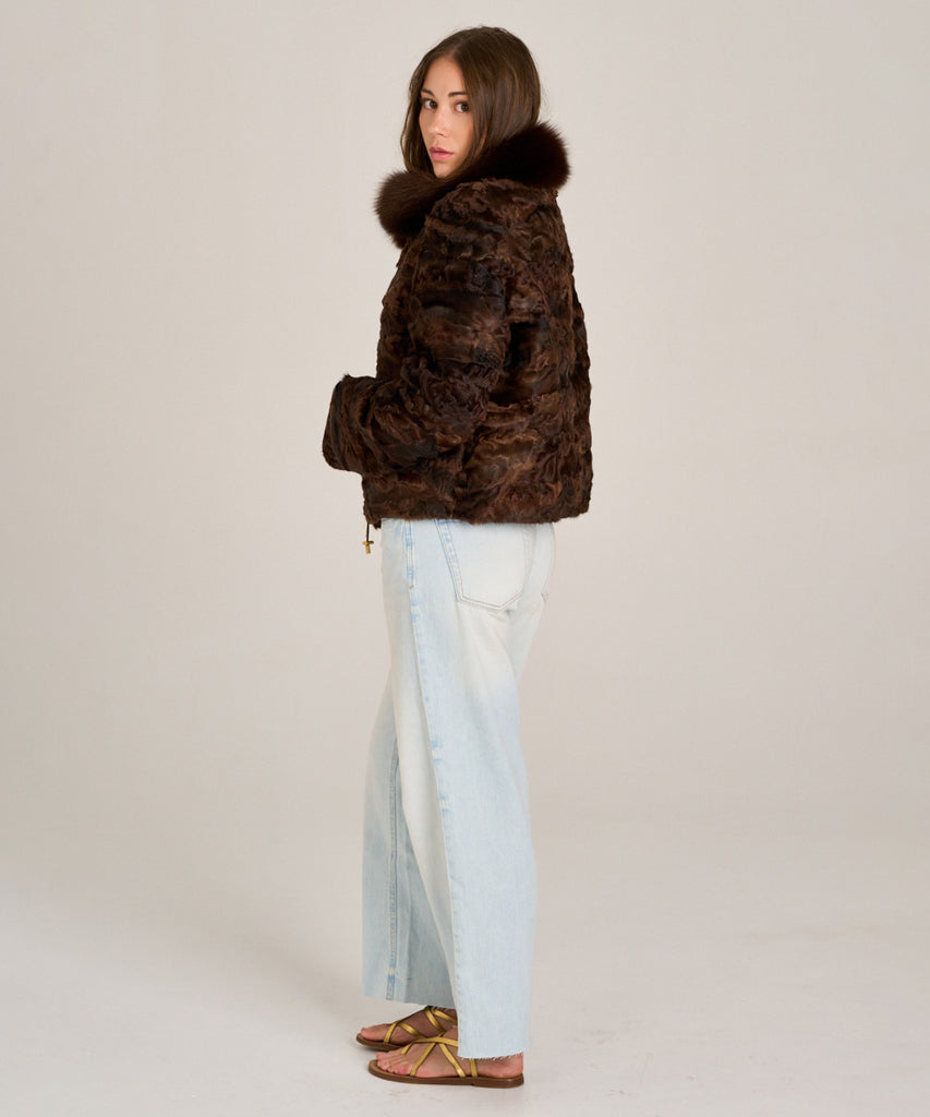 Cazadora corta de astracán marrón con cuello de zorro