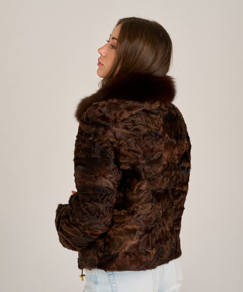 Cazadora corta de astracán marrón con cuello de zorro