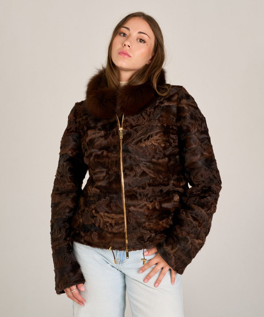 Cazadora corta de astracán marrón con cuello de zorro