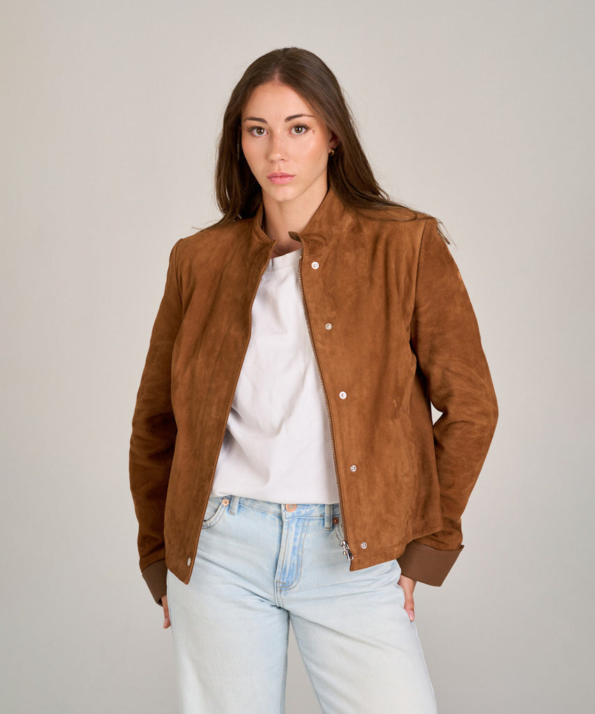 Chaqueta de ante camel con puños en napa lisa. Diseño elegante y versátil en piel ovina suave, ideal para looks casual o sofisticado.