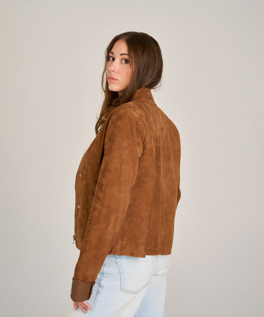 Chaqueta de ante camel con puños en napa lisa. Diseño elegante y versátil en piel ovina suave, ideal para looks casual o sofisticado.