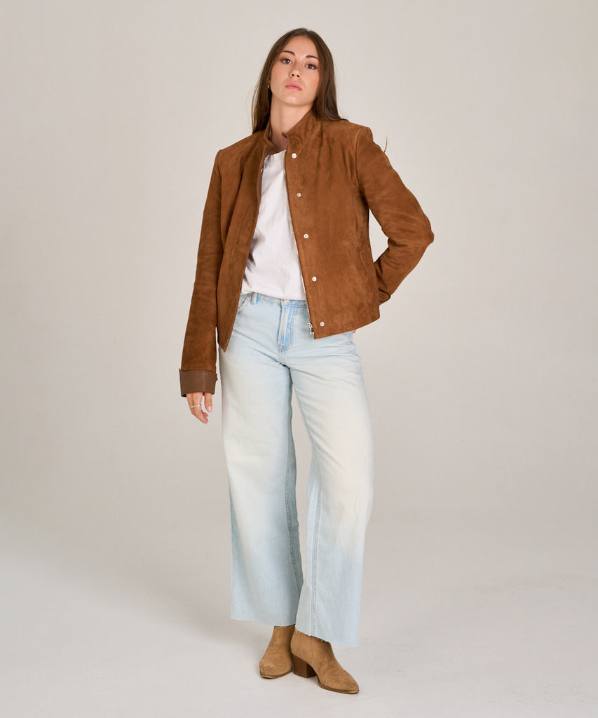 Chaqueta de ante camel con puños en napa lisa. Diseño elegante y versátil en piel ovina suave, ideal para looks casual o sofisticado.