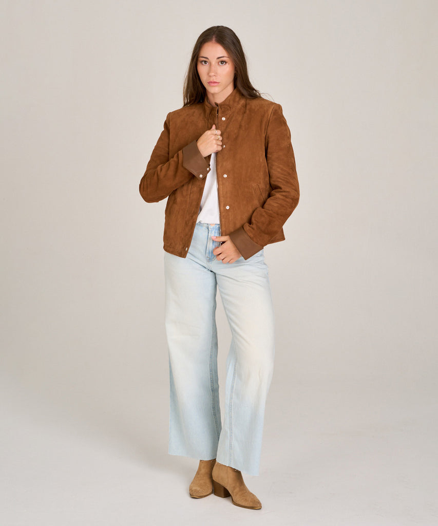 Chaqueta de ante camel con puños en napa lisa. Diseño elegante y versátil en piel ovina suave, ideal para looks casual o sofisticado.