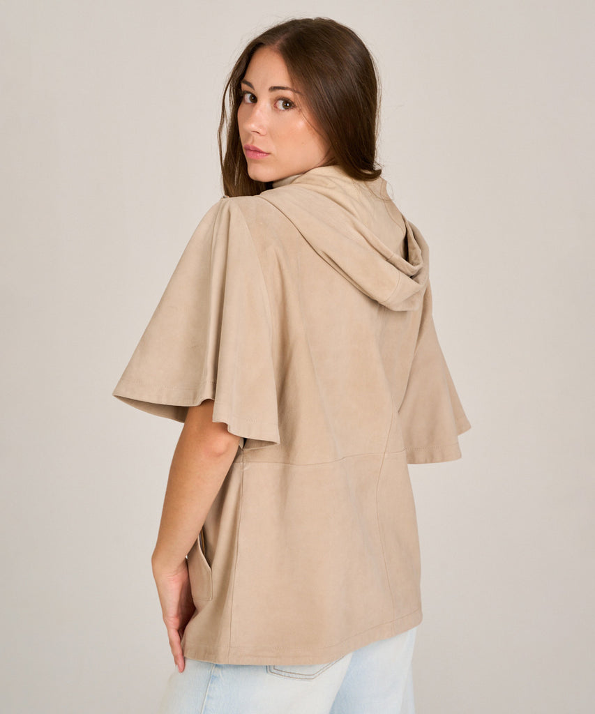 Chaqueta de ante color arena con capucha y manga corta. Diseño relajado, suave y versátil, perfecta para entretiempo.