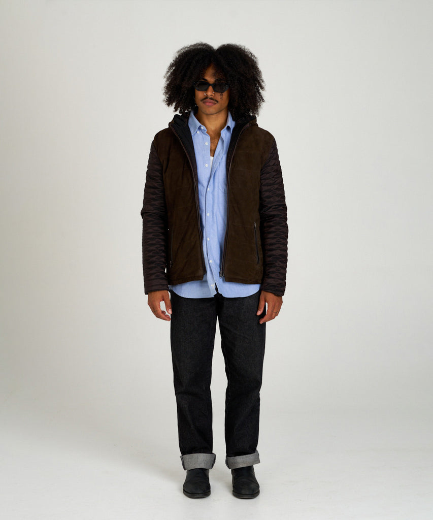 Chaqueta de ante marrón combinada con tejido acolchado. Diseño moderno, cálido y versátil, elaborada en piel ovina de alta calidad.