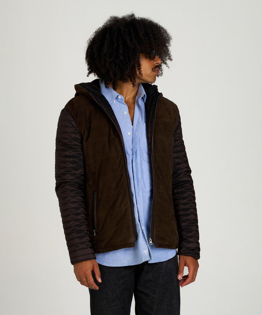 Chaqueta de ante marrón combinada con tejido acolchado. Diseño moderno, cálido y versátil, elaborada en piel ovina de alta calidad.