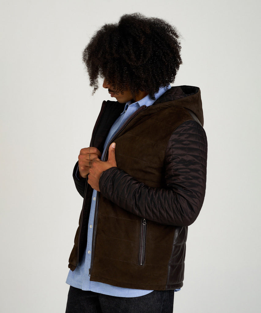 Chaqueta de ante marrón combinada con tejido acolchado. Diseño moderno, cálido y versátil, elaborada en piel ovina de alta calidad.