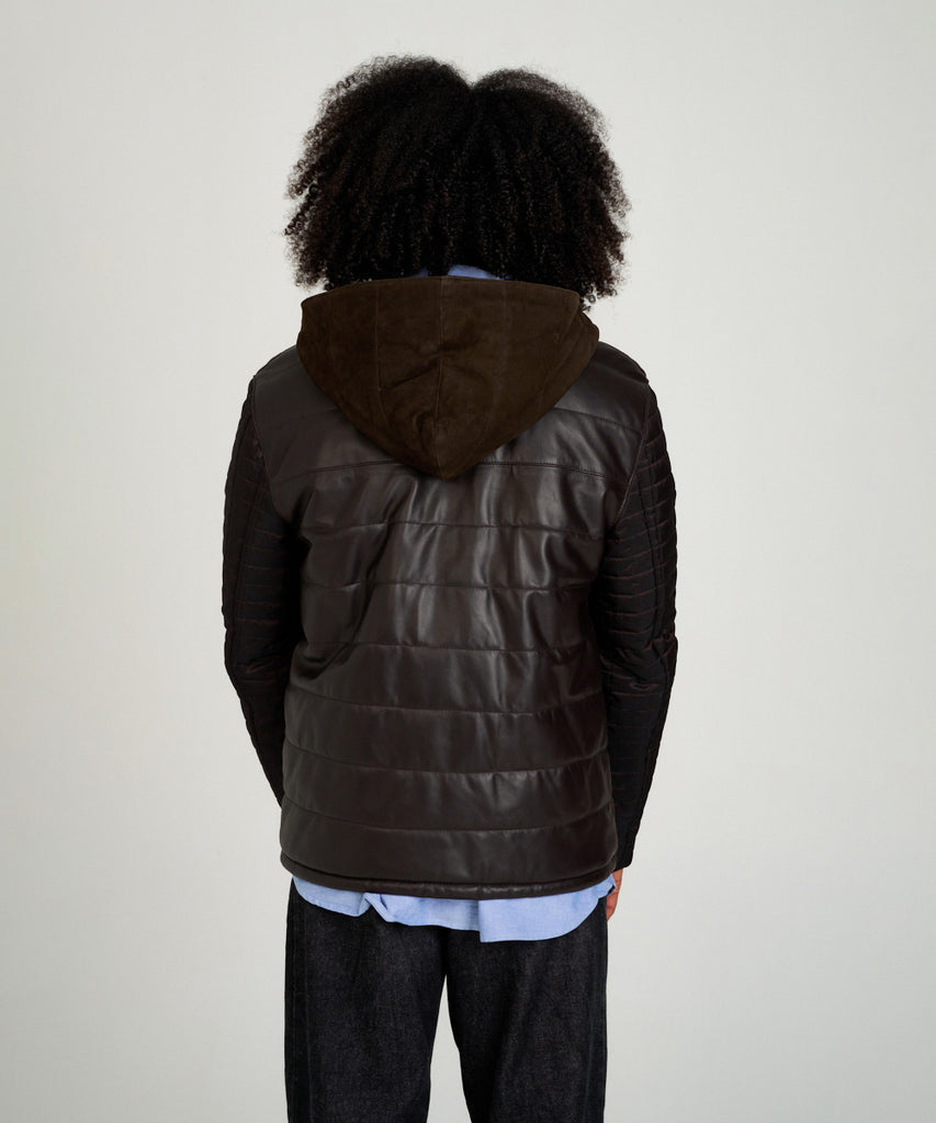 Chaqueta de ante marrón combinada con tejido acolchado. Diseño moderno, cálido y versátil, elaborada en piel ovina de alta calidad.