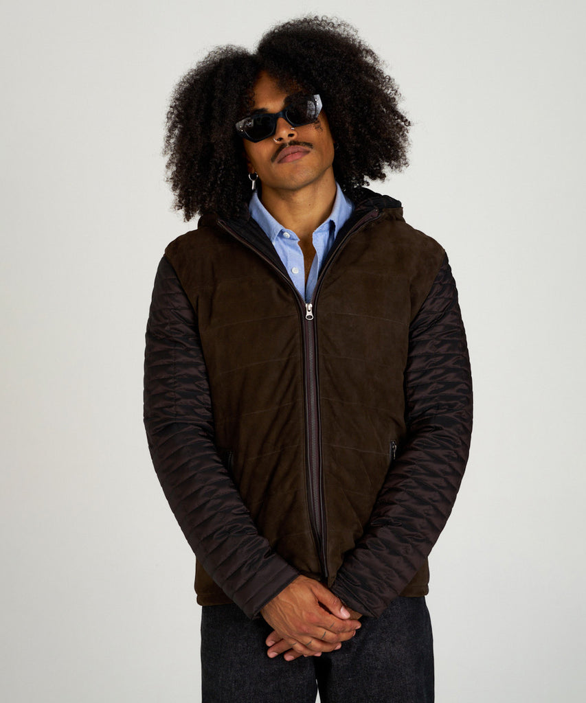 Chaqueta de ante marrón combinada con tejido acolchado. Diseño moderno, cálido y versátil, elaborada en piel ovina de alta calidad.