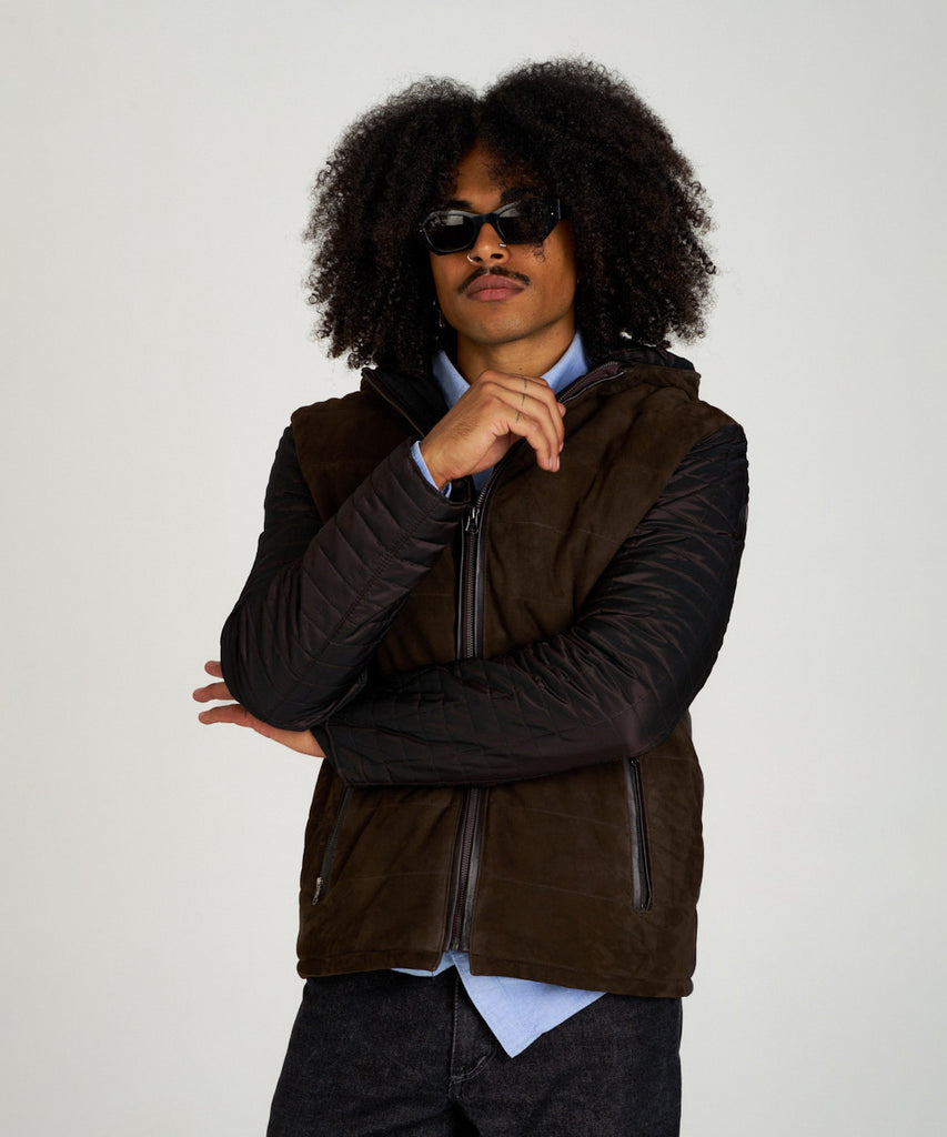 Chaqueta de ante marrón combinada con tejido acolchado. Diseño moderno, cálido y versátil, elaborada en piel ovina de alta calidad.