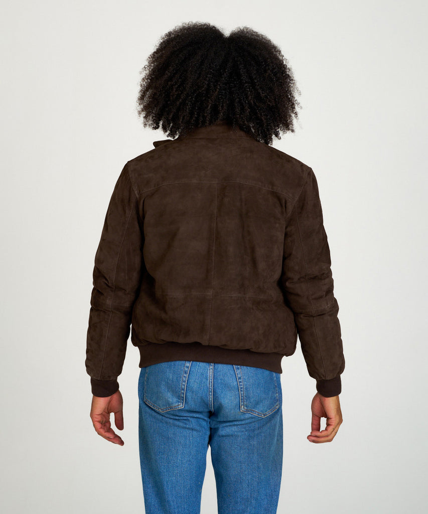 Chaqueta de ante marrón con interior acolchado. Diseño elegante y cálido, elaborada en piel ovina de alta calidad.