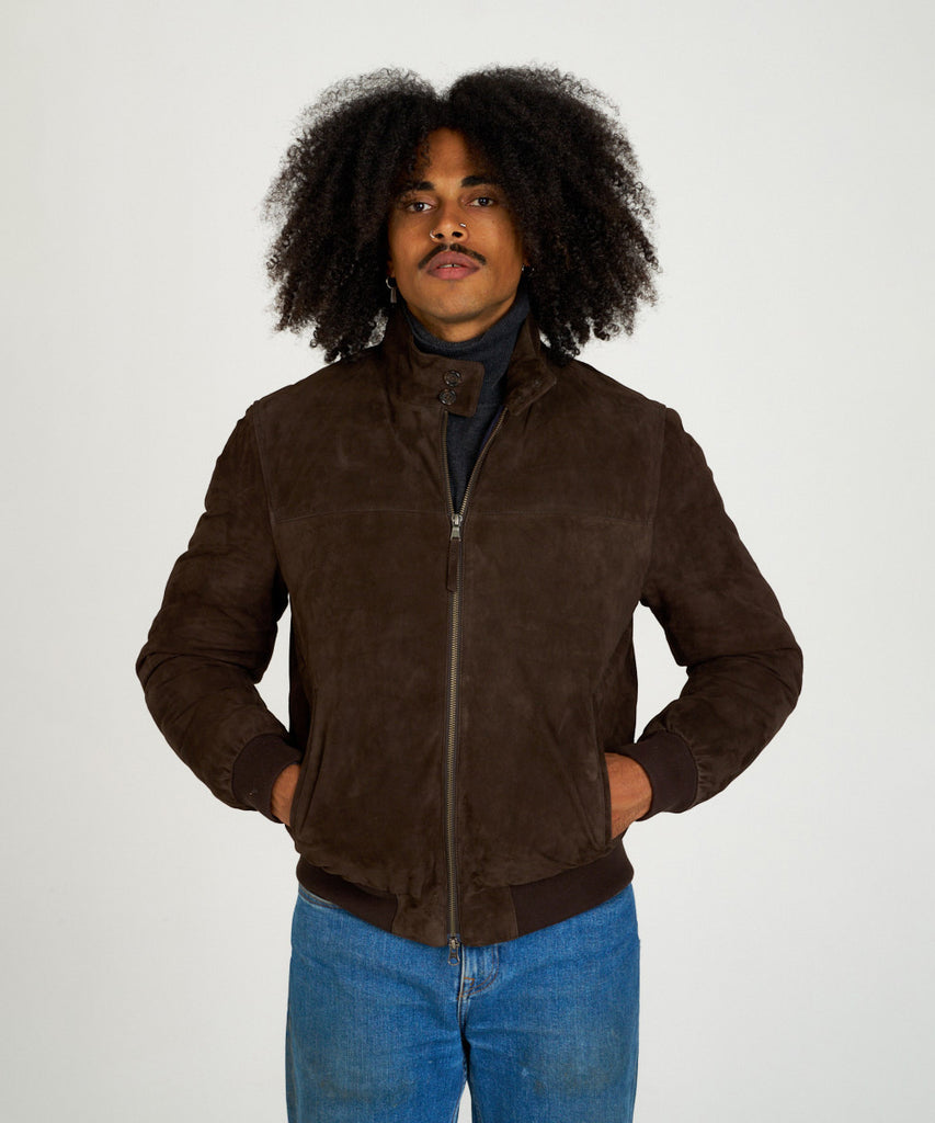 Chaqueta de ante marrón con interior acolchado. Diseño elegante y cálido, elaborada en piel ovina de alta calidad.