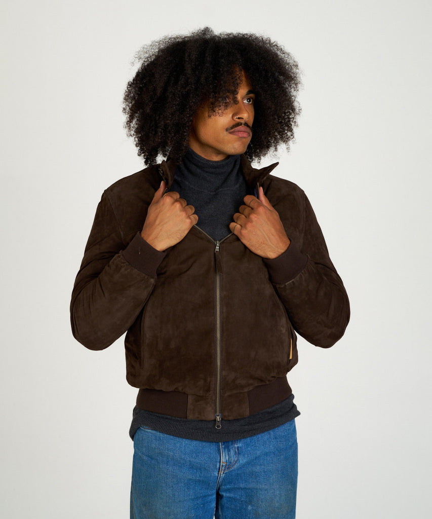 Chaqueta de ante marrón con interior acolchado. Diseño elegante y cálido, elaborada en piel ovina de alta calidad.