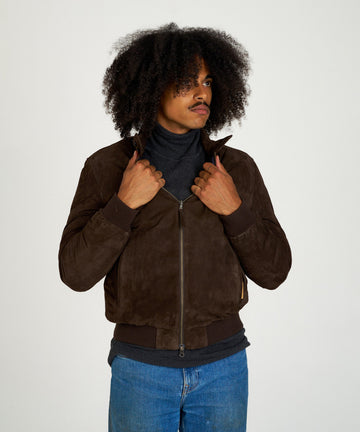Chaqueta de ante marrón con interior acolchado. Diseño elegante y cálido, elaborada en piel ovina de alta calidad.