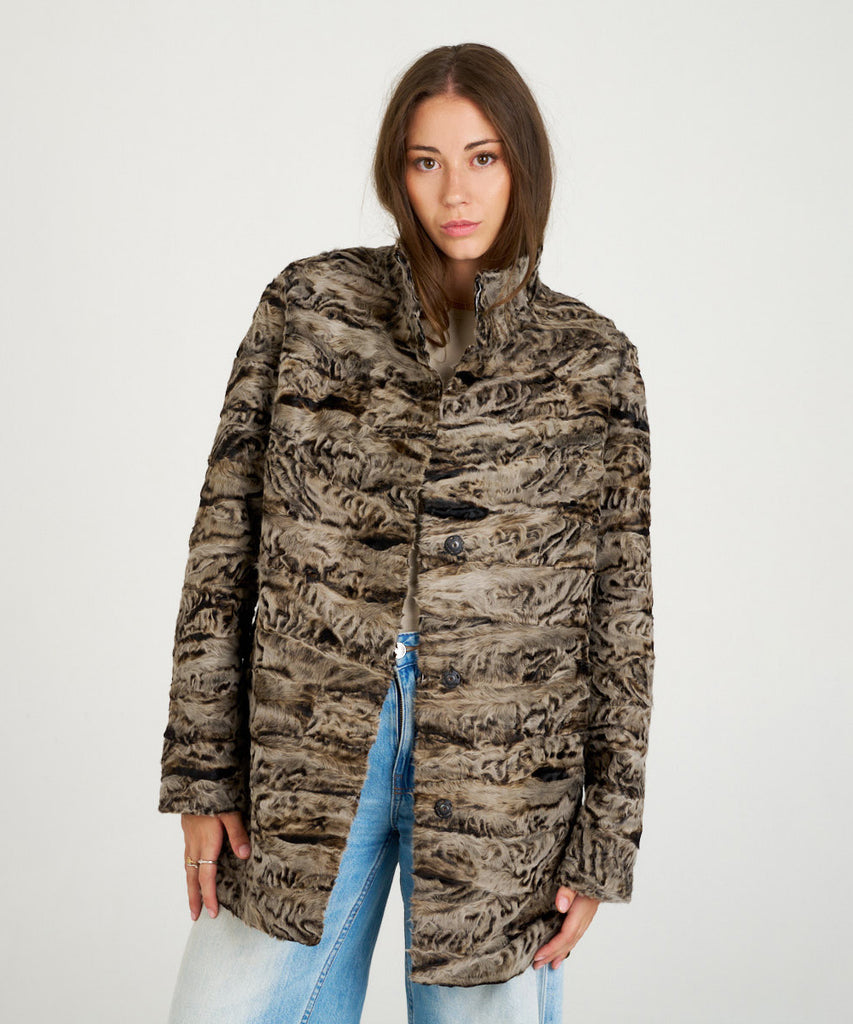 Chaqueta de piel natural de astracán o cordero de pelo rizado en tonos marrones