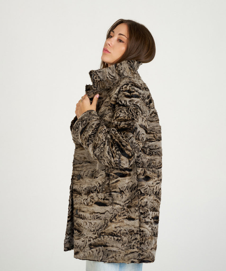 Chaqueta de piel natural de astracán o cordero de pelo rizado en tonos marrones