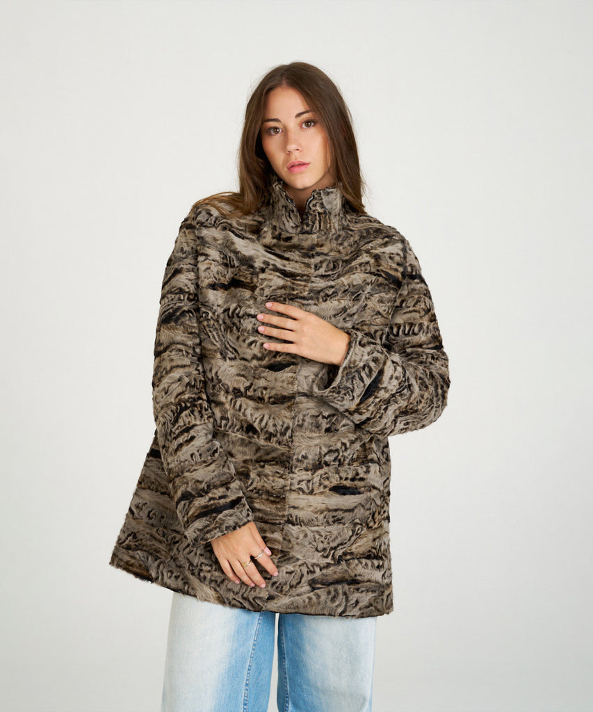 Chaqueta de piel natural de astracán o cordero de pelo rizado en tonos marrones