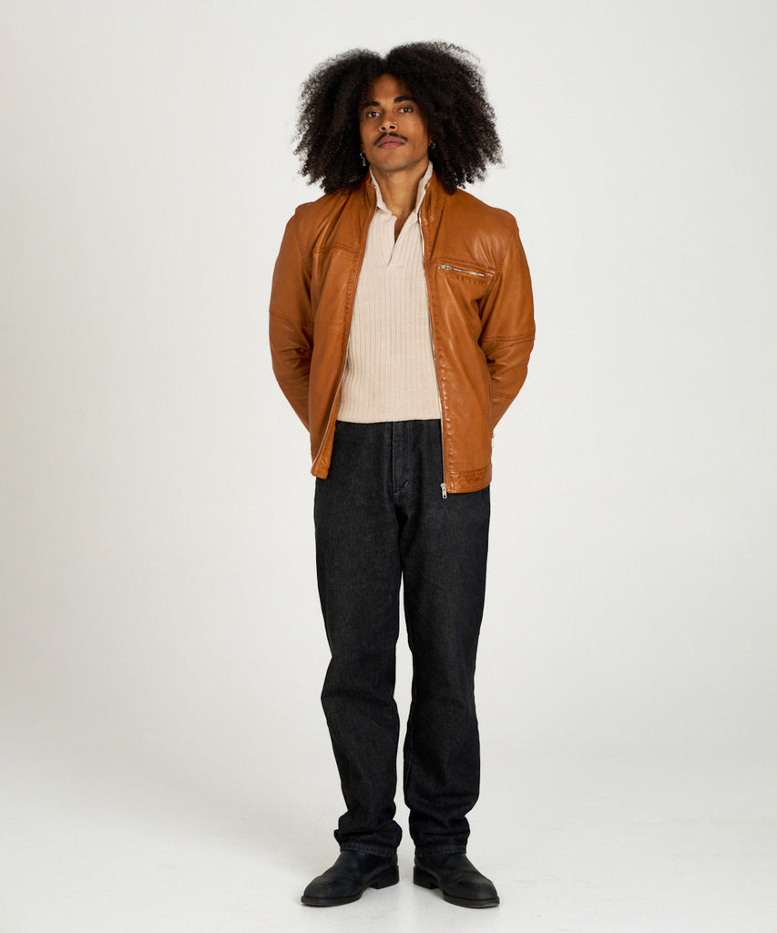 Chaqueta de napa en color cuero para hombre HervásPiel, diseño moderno en piel ovina natural con cremallera y cuello tira.