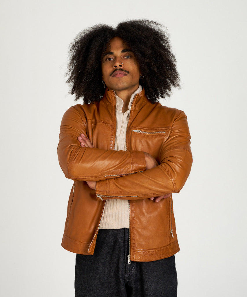 Chaqueta de napa en color cuero para hombre HervásPiel, diseño moderno en piel ovina natural con cremallera y cuello tira.