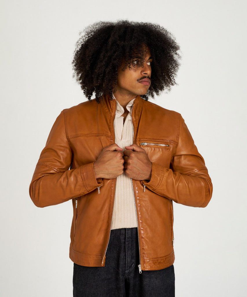 Chaqueta de napa en color cuero para hombre HervásPiel, diseño moderno en piel ovina natural con cremallera y cuello tira.