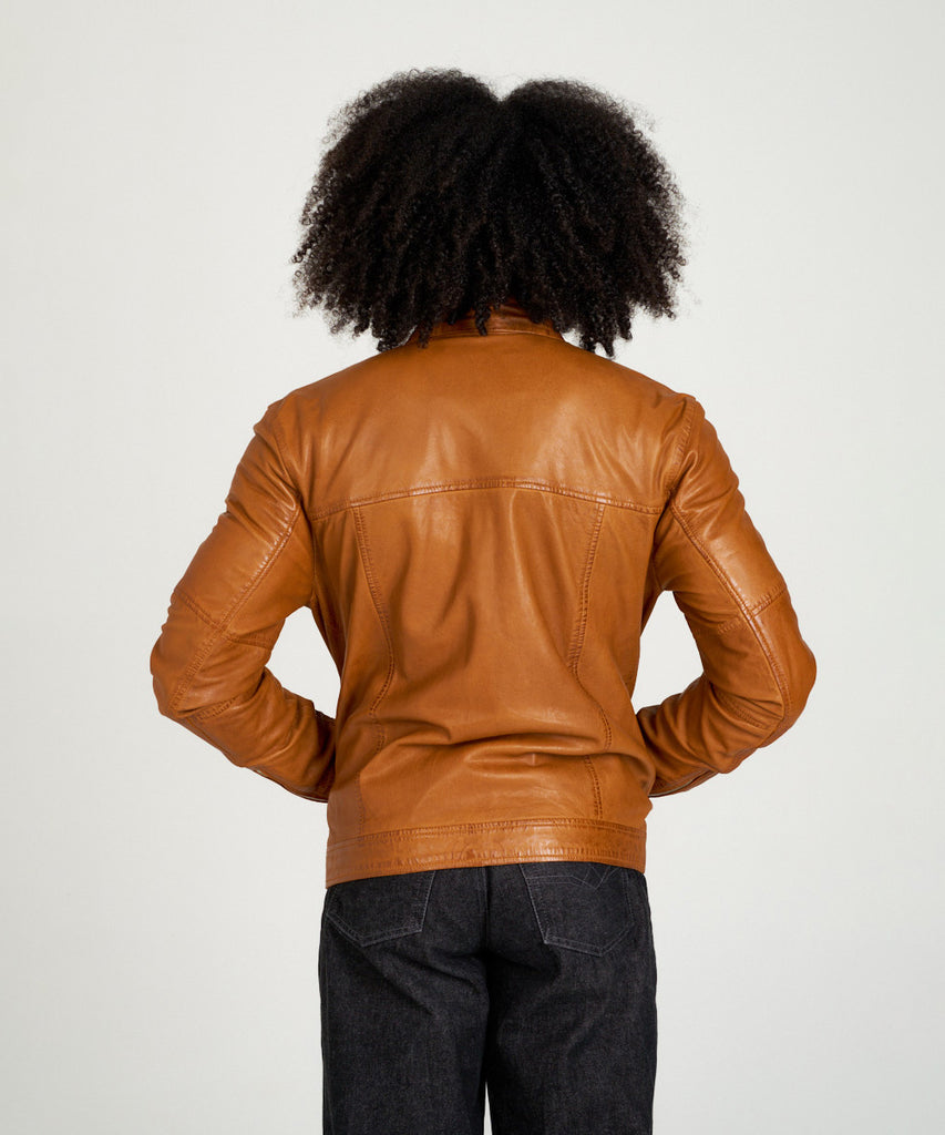 Chaqueta de napa en color cuero para hombre HervásPiel, diseño moderno en piel ovina natural con cremallera y cuello tira.