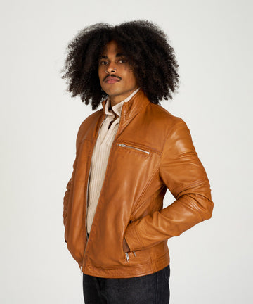 Chaqueta de napa en color cuero para hombre HervásPiel, diseño moderno en piel ovina natural con cremallera y cuello tira.