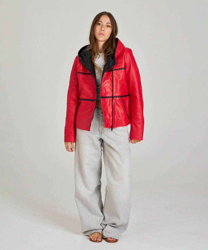 Chaqueta de piel roja con capucha desmontable para mujer HervásPiel, detalles en negro y estilo moderno.