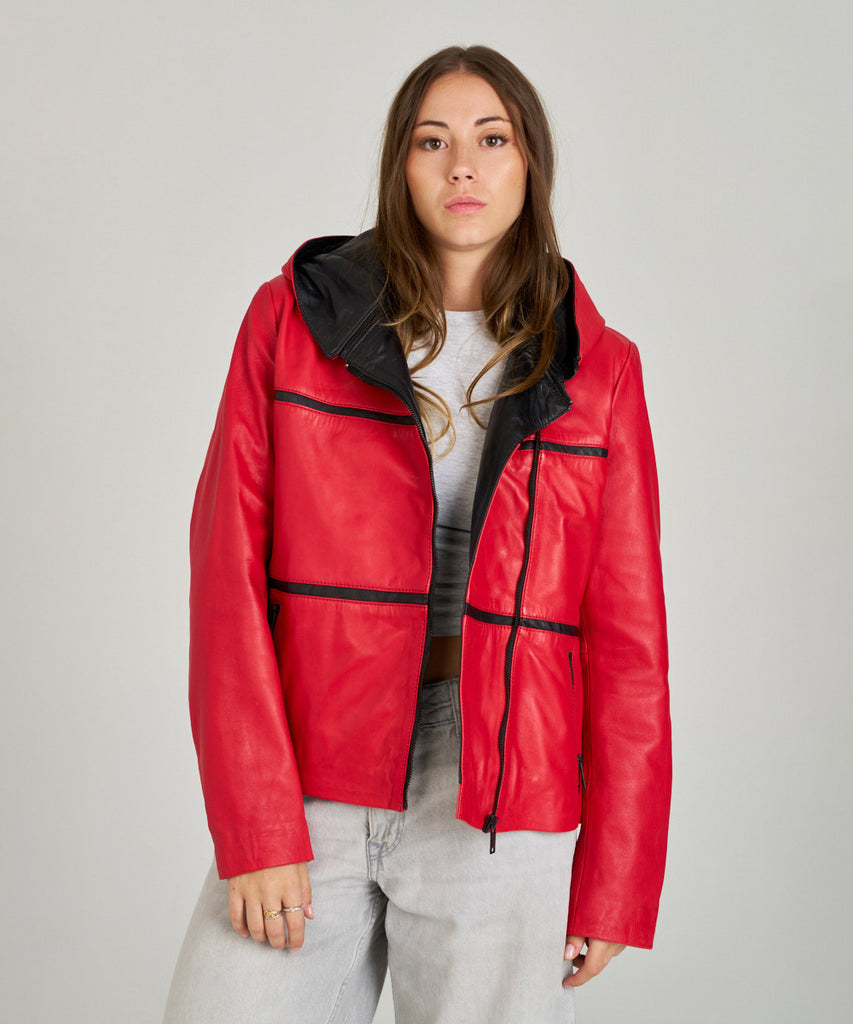 Chaqueta de piel roja con capucha desmontable para mujer HervásPiel, detalles en negro y estilo moderno.
