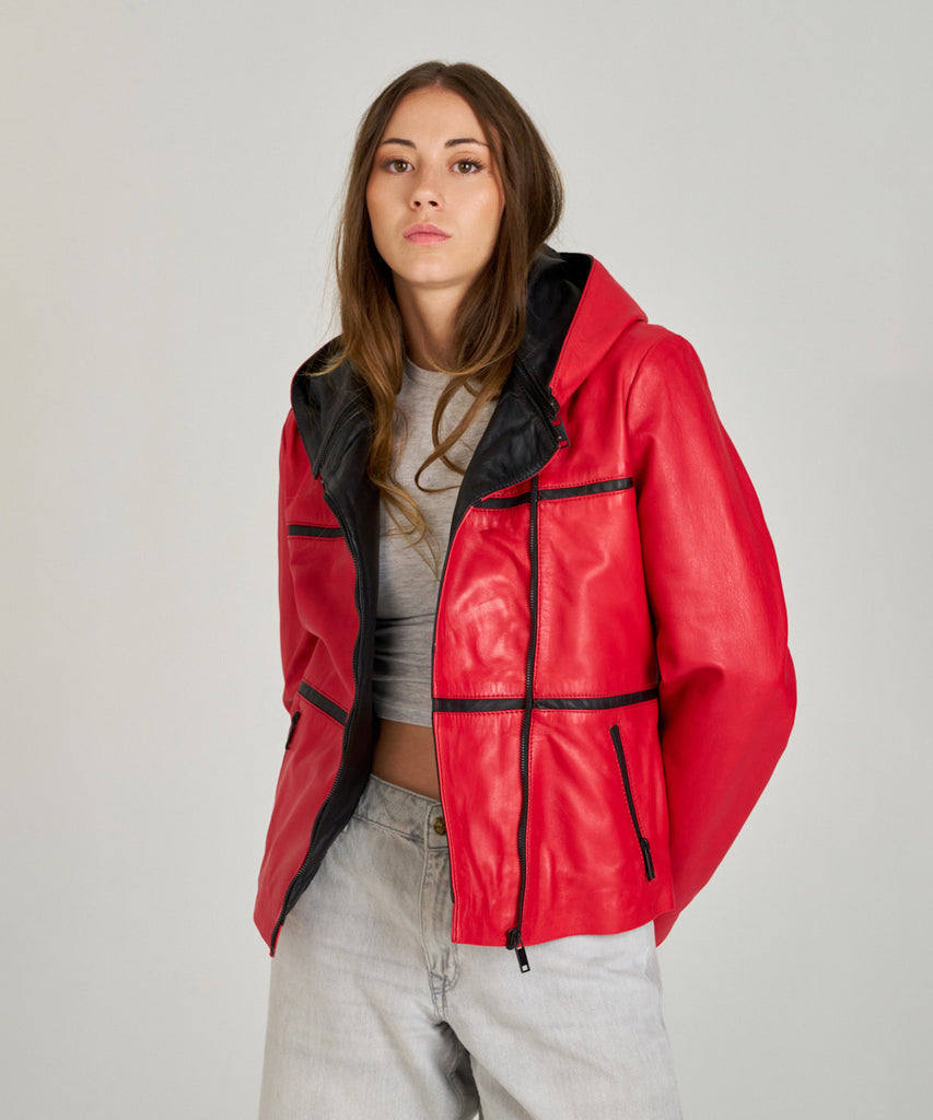 Chaqueta de piel roja con capucha desmontable para mujer HervásPiel, detalles en negro y estilo moderno.
