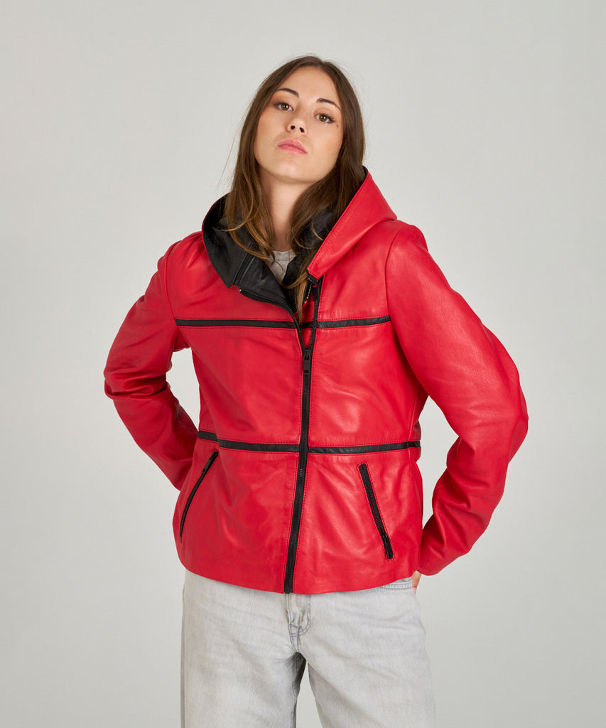 Chaqueta de piel roja con capucha desmontable para mujer HervásPiel, detalles en negro y estilo moderno.