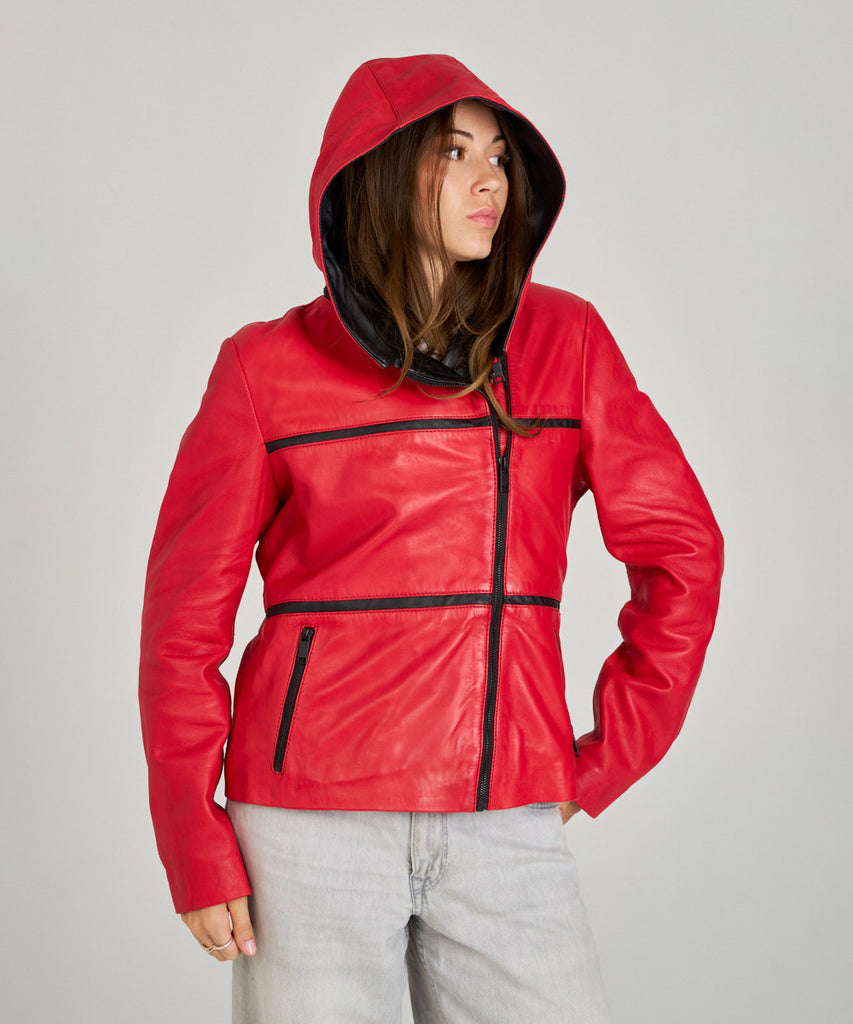 Chaqueta de piel roja con capucha desmontable para mujer HervásPiel, detalles en negro y estilo moderno.