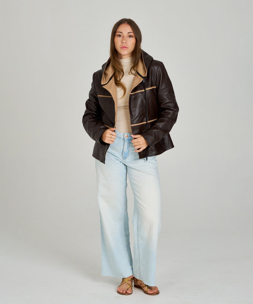 Chaqueta de piel marrón con capucha desmontable para mujer HervásPiel, con detalles en beige y cierre de cremallera.