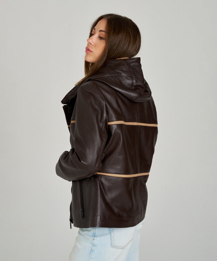 Chaqueta de piel marrón con capucha desmontable para mujer HervásPiel, con detalles en beige y cierre de cremallera.