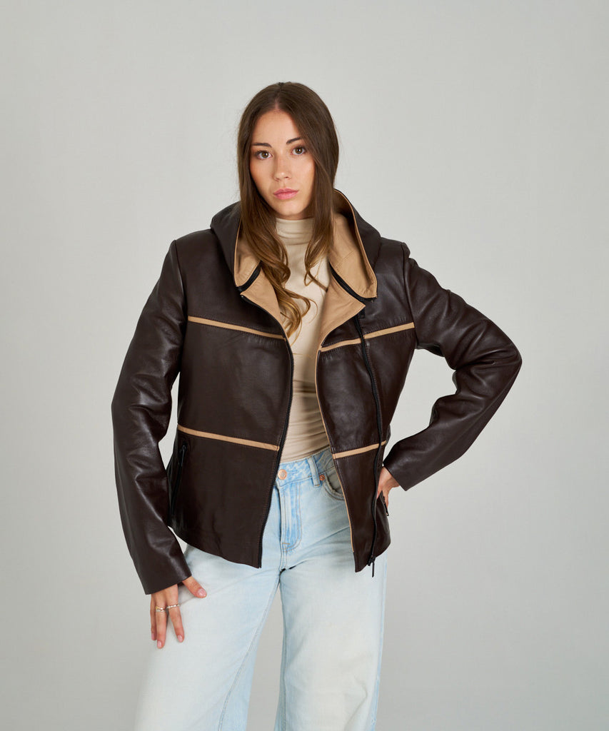 Chaqueta de piel marrón con capucha desmontable para mujer HervásPiel, con detalles en beige y cierre de cremallera.